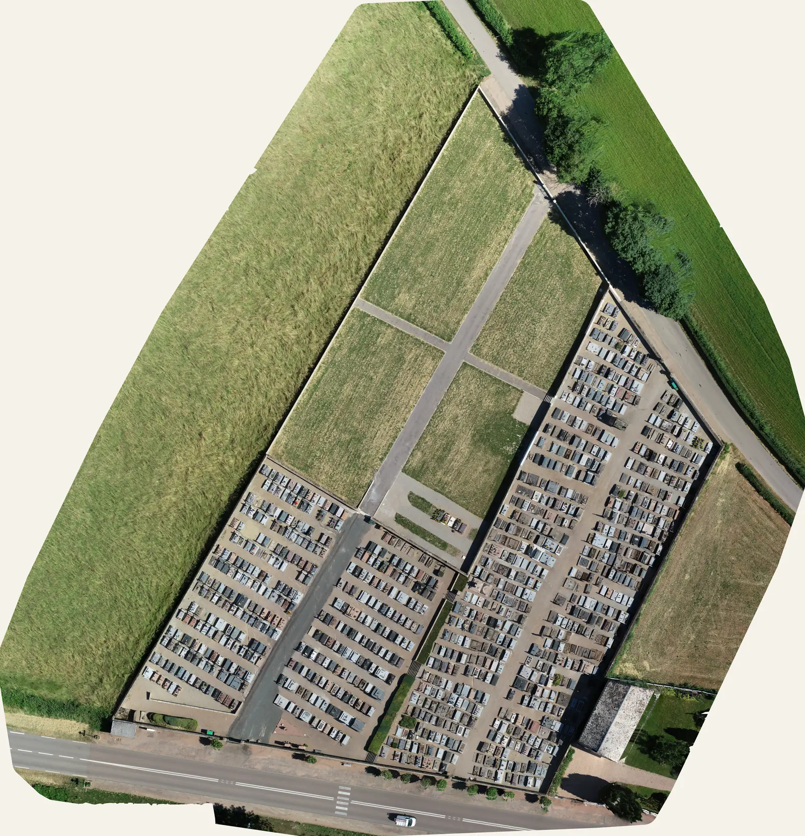 Le cimetière d'Arleuf en orthophoto (vol du 30 juin 2025).