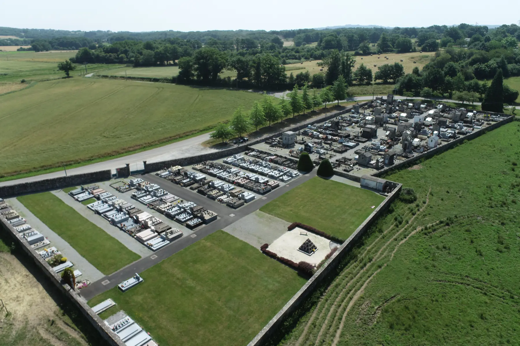 Le cimetière de Folles et son extension, vus du drone.