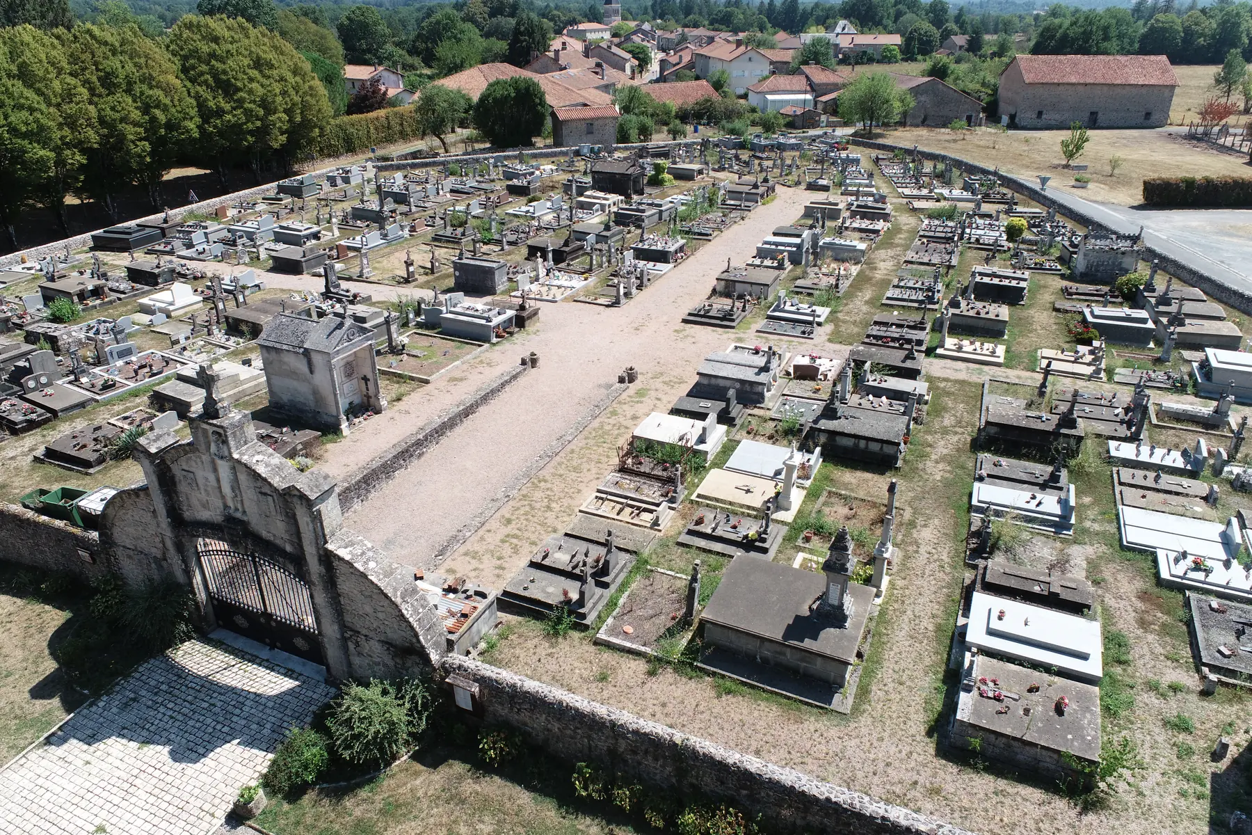 L'ancien cimetière de Maisonnais-sur-Tardoire vu du drone, au-dessus du portail d'entrée.