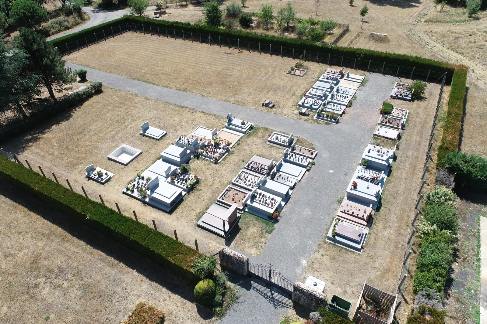 Le nouveau cimetière, à l'écart du bourg, bordé de haies.