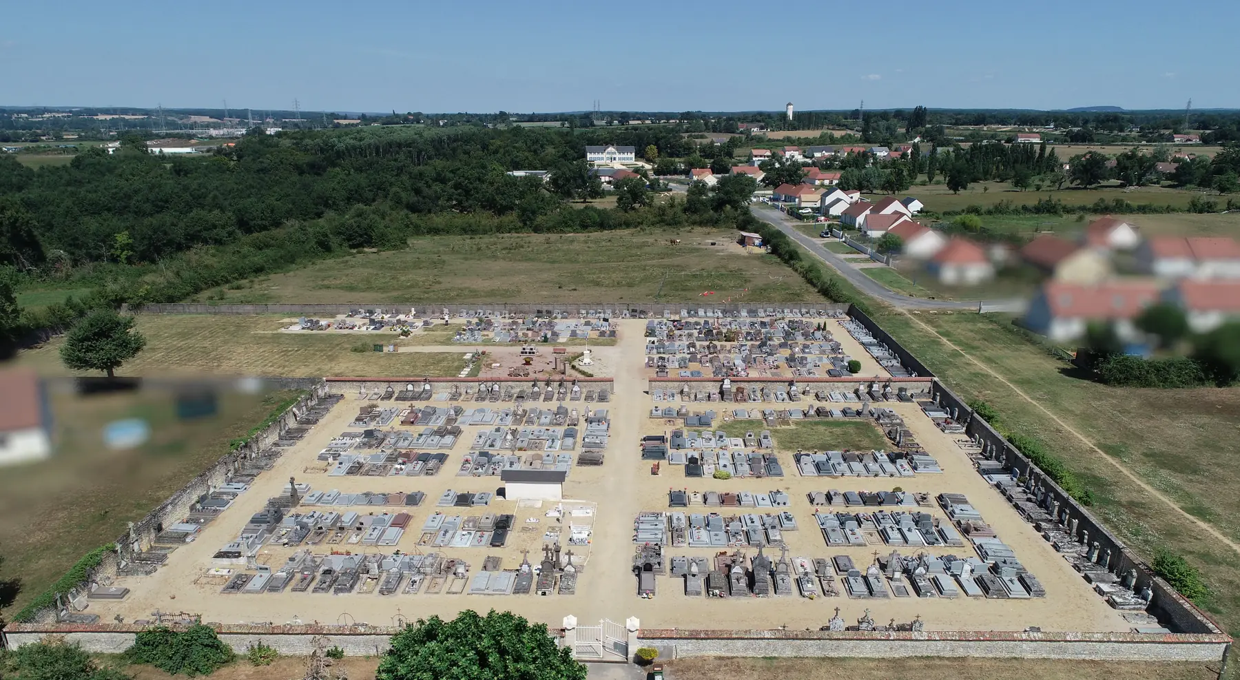 Les cimetières de Saint-Éloi vus du drone (maisons floutées).