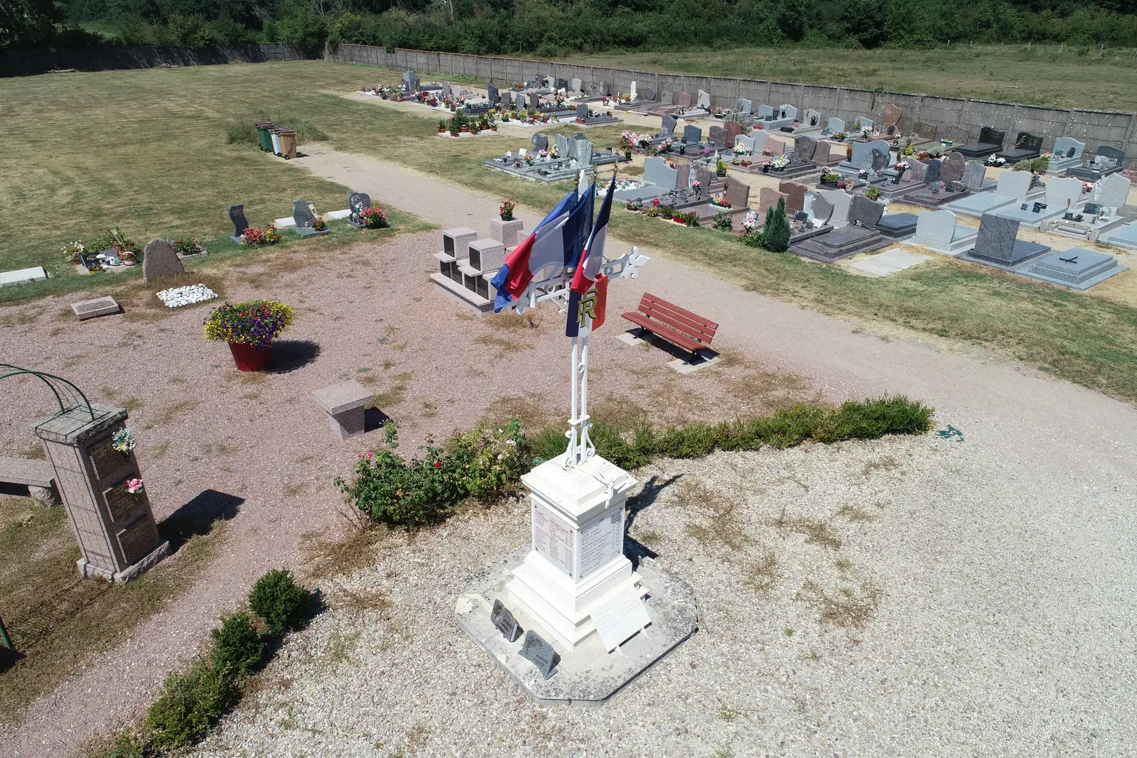Le monument aux morts, au centre du cimetière.