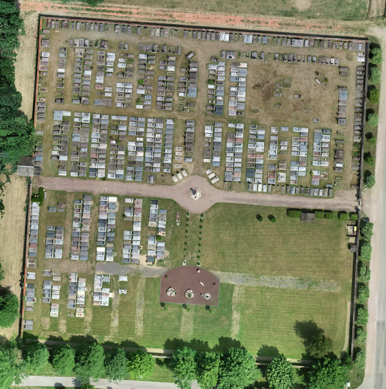 Orthophotographie drone d'un cimetière, base de la cartographie haute définition